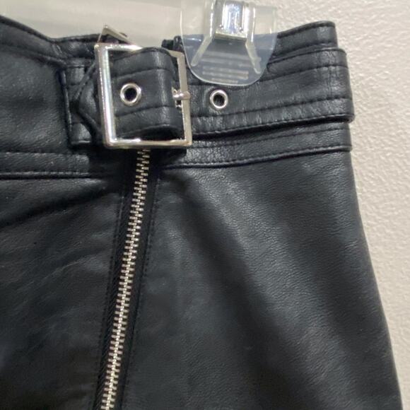 Topshop Faux Leather Moto Mini Skirt Size 8P Black Silver Buckles Edgy Chic - Picture 4 of 11